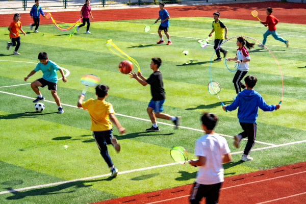 学生们在校园操场上进行丰富多彩的体育活动